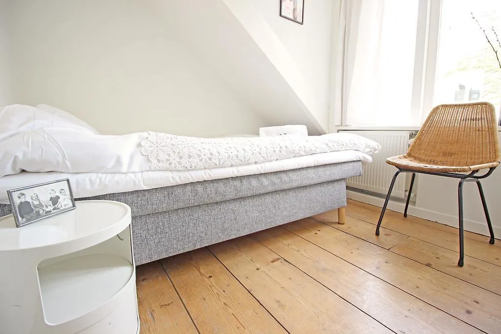 Beautiful 2 Floor Vondelpark Apartment. Amsterdam Bed & Breakfast